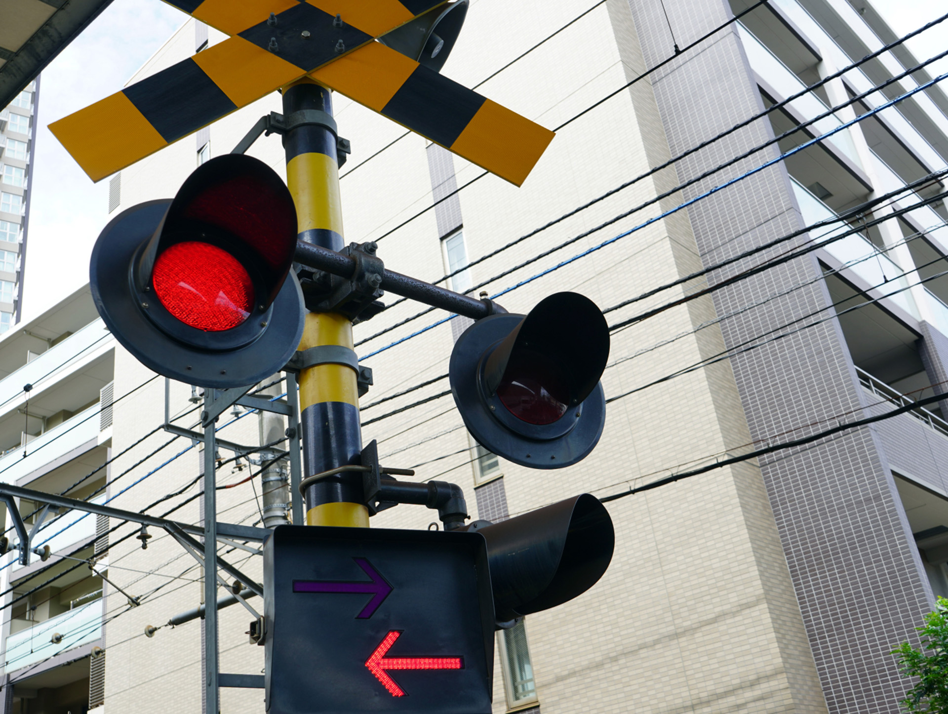 列車の接近を知らせ、安全な作業を支えます