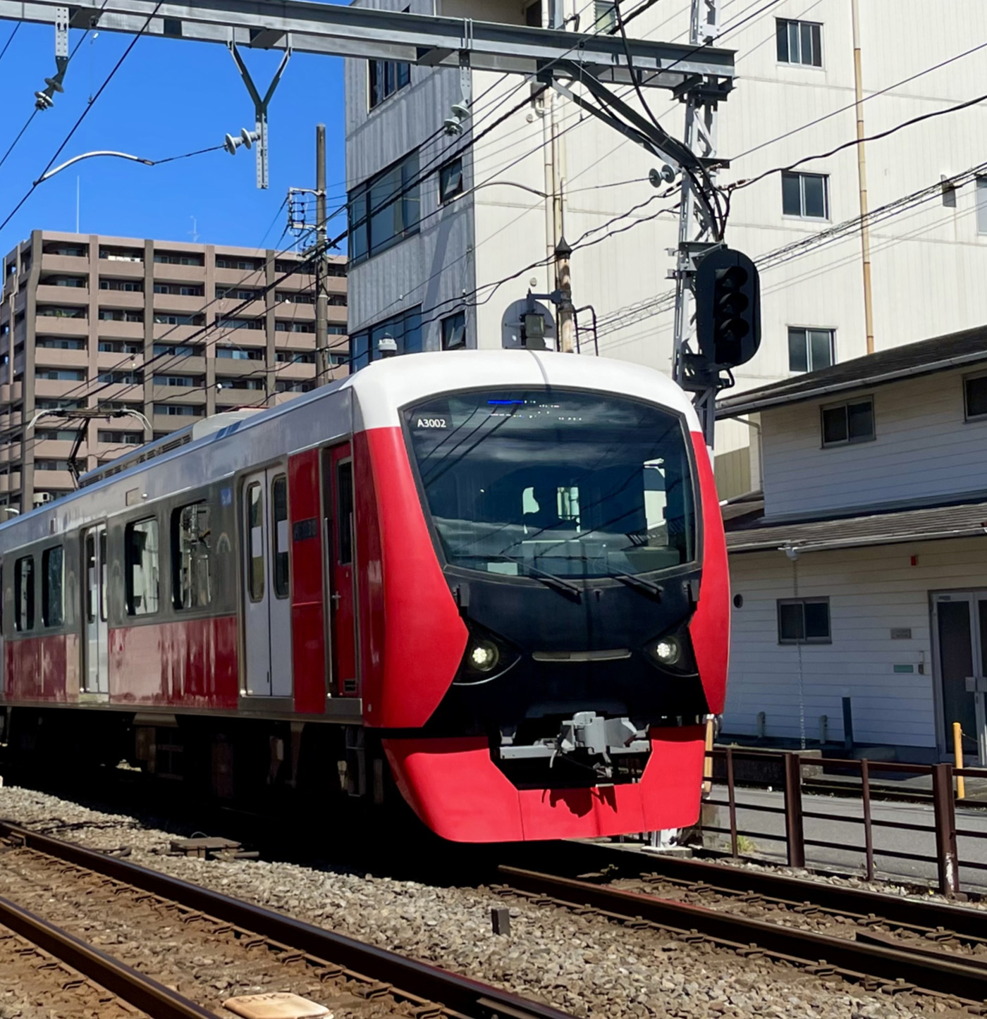 列車の接近を見逃さず、安全を確保します